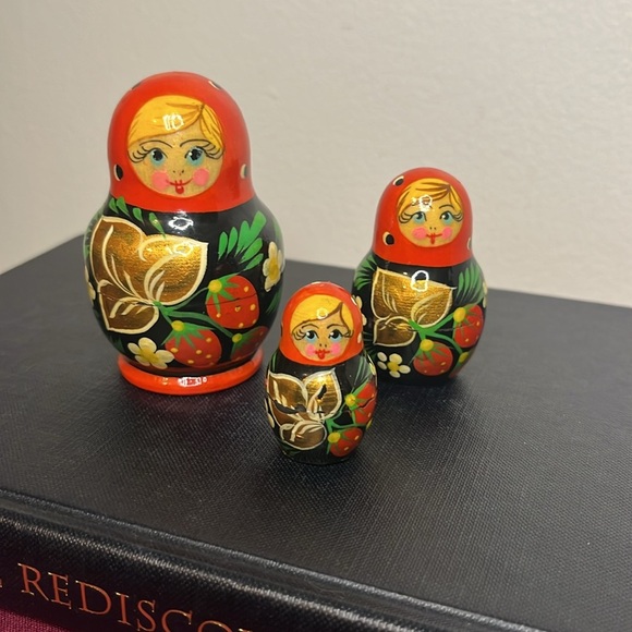 Vintage Matryoshka Set of 3 Russian Wooden Nesting Dolls Hand Painted - Picture 1 of 5